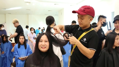 L'ospedale oncologico Nghe An diffonde amore attraverso il programma "Dream Hair Salon".