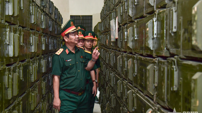 Letnan Jenderal Truong Manh Dung mengunjungi dan memeriksa Gudang K15.