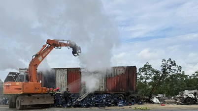 Un autoarticolato che trasportava quasi 2.500 casse di birra ha preso fuoco, causando danni per miliardi di dong.