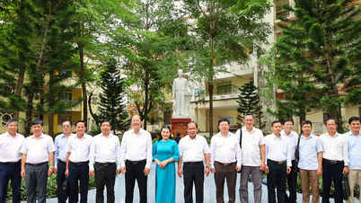 The Secretary of the Ca Mau Provincial Party Committee works with Phan Ngoc Hien Specialized High School.