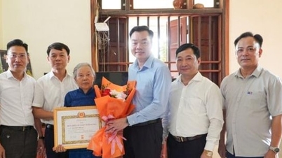Commune de Dai Xuyen : Remise d'insignes du Parti à domicile à deux anciens membres du Parti