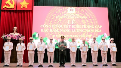 Le département de police provincial d'An Giang publie les décisions relatives aux promotions et aux augmentations de salaire pour 2026.