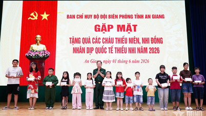 An Giang: Samling, morsomme aktiviteter og gaveutdeling for barna til grensevaktbetjenter.