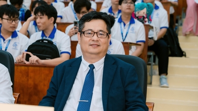 호치민시 정보기술대학교에 새로운 총장이 공식적으로 취임했습니다.