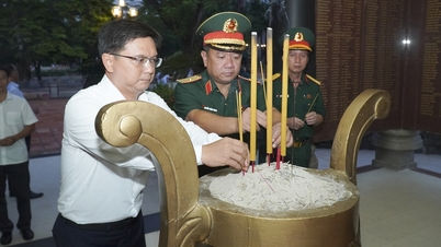 Meninjau potensi tapak pengebumian beramai-ramai para syuhada yang meninggal dunia pada tahun 1968 di Taman Le Thi Rieng.