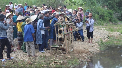 Costumbres ancestrales que aún perduran: La ceremonia de oración para invocar la lluvia de los pueblos Hrê y Ca Dong.