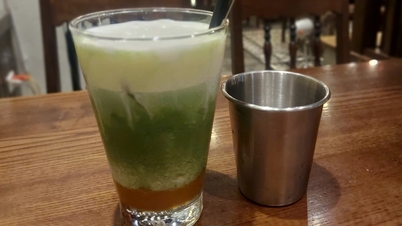 ¿Comer media sandía y beber tres vasos de zumo de sandía ayuda a calmar la sed en verano?