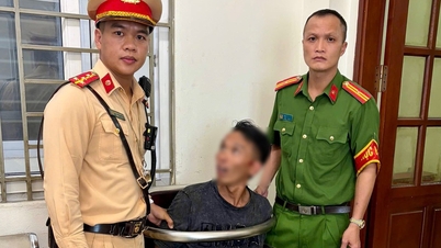 Hanoi'de bir yoldan geçen kişinin aracına tırmıkla zarar veren şahıs, yetkililer tarafından derhal gözaltına alındı.