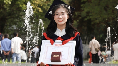Das BF2-Mädchen ist begeistert von Mikroorganismen im modernen Laborsystem der Hanoi University of Science and Technology.