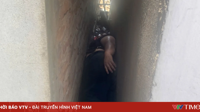 Bărbat salvat după ce a rămas blocat într-o crăpătură într-un perete în soarele arzător de la amiază.