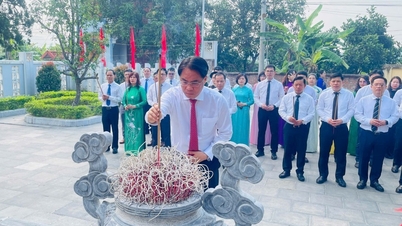 מזכיר המפלגה המחוזית, Phan Thăng An, הציע קטורת ופרחים לזכר החבר Hoàng Đình Giong.