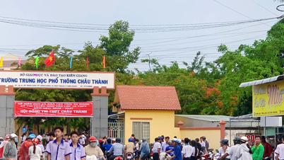 ພໍ່ແມ່ໃນອານຢາງ ສະໜັບສະໜູນລູກຂອງເຂົາເຈົ້າຢ່າງງຽບໆໃນລະຫວ່າງການສອບເສັງເຂົ້າຮຽນຊັ້ນມໍ 10.