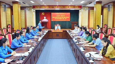Møte med delegasjonen fra Tuyen Quang-provinsen som deltar på den 14. nasjonale kongressen til den vietnamesiske fagforeningen.