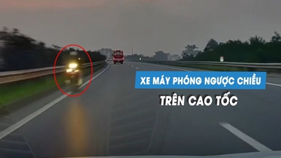 Incidente terrificante: una motocicletta sfreccia contromano in autostrada al crepuscolo, evitando per un pelo una collisione frontale con un'auto.