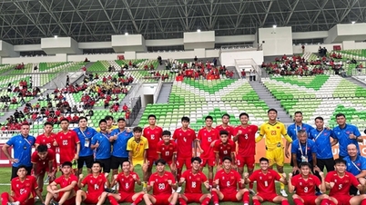 Cong Hau mencetak hat-trick, Vietnam U19 menduduki puncak Grup A Kejuaraan Asia Tenggara.