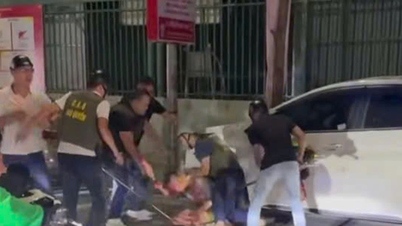 La polizia ha arrestato un uomo ubriaco per aver picchiato brutalmente una donna in strada di notte.