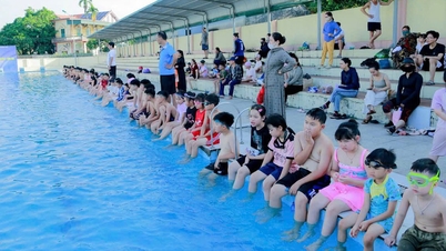 Quang Ninh organiza clases de natación gratuitas para niños.