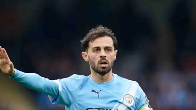 Barcelona priorisiert die Verpflichtung von Bernardo Silva auf ablösefreier Basis, obwohl das Team über eine Vielzahl von Mittelfeldspielern verfügt.