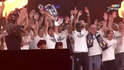 El PSG celebra la conquista del trofeo de la Liga de Campeones por segunda vez consecutiva.