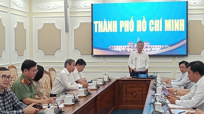 Ho-Chi-Minh-Stadt plant, die Prüfungsunterlagen und Antwortbögen für den Schulabschluss auf dem Luftweg zu transportieren.