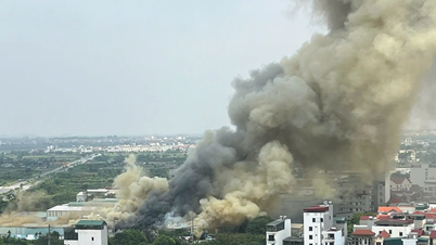 ハノイの倉庫から、濃い黒煙が立ち上っている。