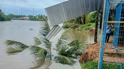 ভূমিধসের কারণে একটি অস্থায়ী ঘর নদীতে ধসে পড়েছে।
