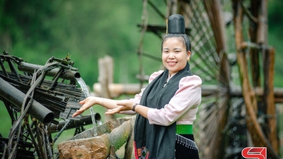 Mengekalkan putaran kincir air secara berirama di sepanjang sungai Nặm É.