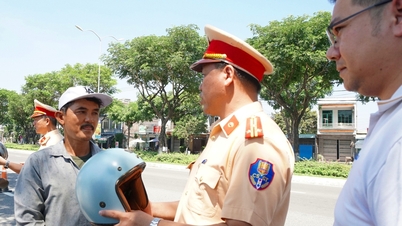 De inwoners van Da Nang waren verrast toen de verkeerspolitie hun voertuigen staande hield en hen hoogwaardige helmen gaf.