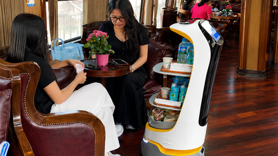 รถไฟเรดฟีนิกซ์นำหุ่นยนต์มาใช้เพื่อให้บริการผู้โดยสารในตู้โดยสารวีไอพี