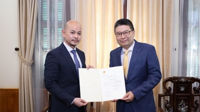 Entrega del Certificado de Aceptación Consular al Cónsul General de Camboya en Ciudad Ho Chi Minh.