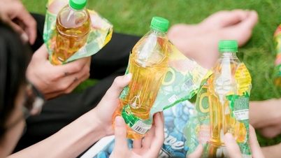 Thanks to the 50 million VND prize won by the young shop owner, this summer the entire small village in the Mekong Delta is buzzing with the tradition of tearing off labels and entering codes after enjoying a refreshing drink.