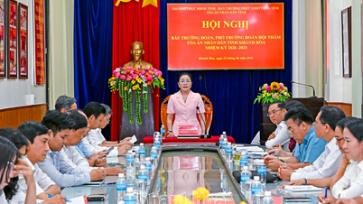 Valg av leder og nestleder for dommerpanelet i folkedomstolene i Khanh Hoa-provinsen.