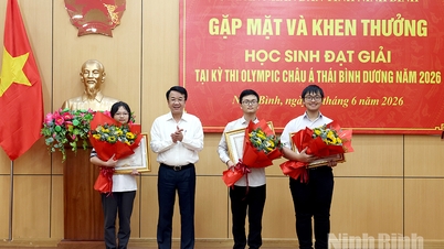 Tovarășa Nguyen Thanh Binh, președintele Comitetului Popular Provincial, s-a întâlnit cu studenții premiați la Olimpiada Asia-Pacific din 2026 și le-a înmânat premii.