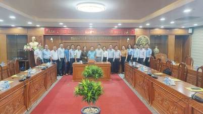 Kamerad Phan Van Thang bertemu dengan delegasi yang menghadiri Kongres Nasional ke-9 Asosiasi Petani Vietnam.