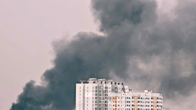 In einem Wohngebiet geriet eine Schaumstofffabrik mit einer Fläche von mehreren hundert Quadratmetern in Brand.