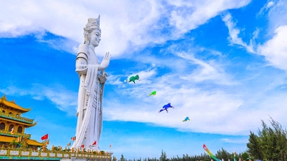 ខ្លែងសិល្បៈចម្រុះពណ៌នៅជិតវត្តមិញឌឹក។