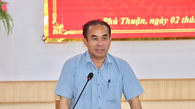 Le vice-président du Comité populaire de la ville, Tran Anh Tuan : La commune de Phu Thuan doit procéder à un examen approfondi de ses besoins d’investissement dans les écoles.