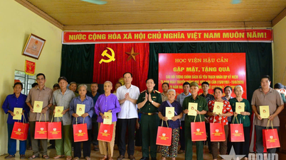 L'Académie de Logistique exprime sa gratitude aux familles bénéficiant d'un traitement préférentiel et offre des cadeaux aux élèves défavorisés de Thai Nguyen.
