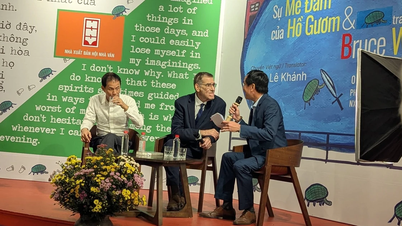 미국 시인 브루스 웨이글이 하노이와 베트남을 주제로 한 새로운 시집을 출간했다.