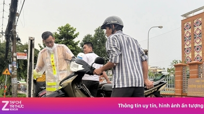 Trafikkpolitiet i Ho Chi Minh-byen bruker spesialkjøretøy for å hjelpe trafikanter med å navigere i oversvømte områder.