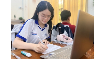 Para siswa berlomba melawan waktu sebelum jam "G".