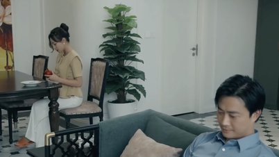 الحلقة التاسعة من مسلسل "تحت النافذة المشرقة": الزوج يرسل رسائل نصية بوقاحة إلى امرأة أخرى أمام زوجته.