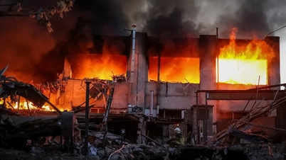 Der Himmel über Kiew erbebte: Ein Sperrfeuer schwerer Artilleriegranaten zerstörte die Verteidigungsanlagen wichtiger strategischer Punkte.