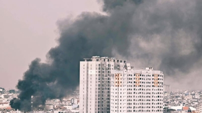Incendiu la o fabrică de spumă din cartierul Binh Tri Dong: Peste 300 de metri pătrați distruși, 4 camere de închiriat adiacente mistuite de flăcări.