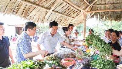 เลอ ง็อก กวาง เลขาธิการคณะกรรมการพรรคเมืองดานัง เข้าร่วมพิธีเปิดตลาดชุมชนดักเร ตำบลลาดี