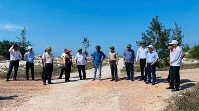 Discussing solutions for developing aquaculture in Trieu Co commune.