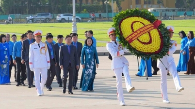 Delegace účastnící se 14. sjezdu Vietnamského odborového svazu navštívily mauzoleum prezidenta Ho Či Mina.