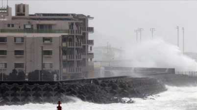 Furtuna tropicală Jangmi a lovit Japonia, lăsând aproape 60.000 de gospodării fără curent electric.