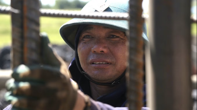 កម្មករ​ប្រឈម​នឹង​កម្ដៅ​ថ្ងៃ​ដ៏​ក្ដៅ​គគុក ដើម្បី​ស្នាក់​នៅ​ក្នុង​ការដ្ឋាន​សាងសង់​ផ្លូវ​ល្បឿន​លឿន​ជើង-ត្បូង (ផ្នែក​ខាងកើត)។