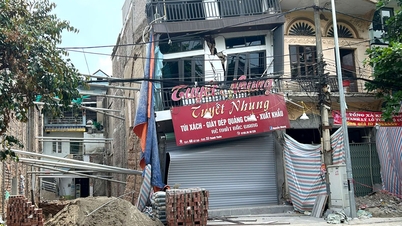 Bairro de Bac Giang: Uma casa inclina e racha depois que a família vizinha cavou a fundação da sua própria casa.